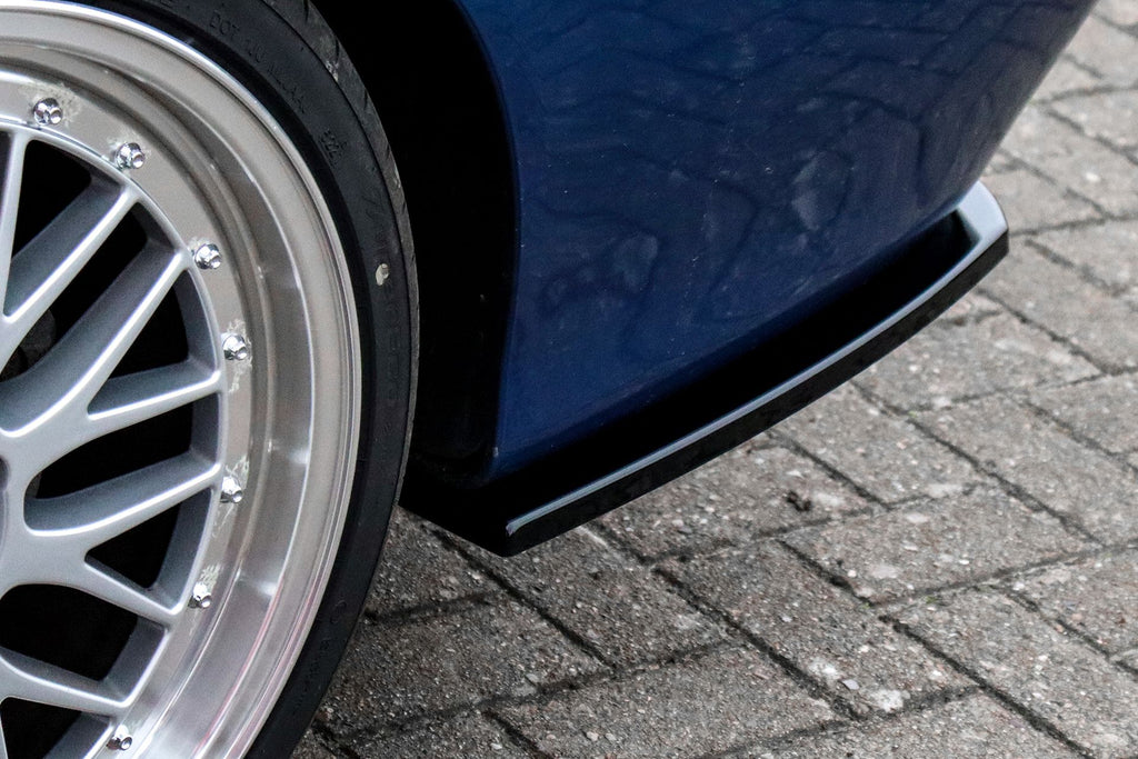 Seitenteile für BMW 5er E39 M-Paket, Heckansatz in schwarzer Farbe, von Ingo Noak Tuning, sichtbar auf dem Fahrzeug.