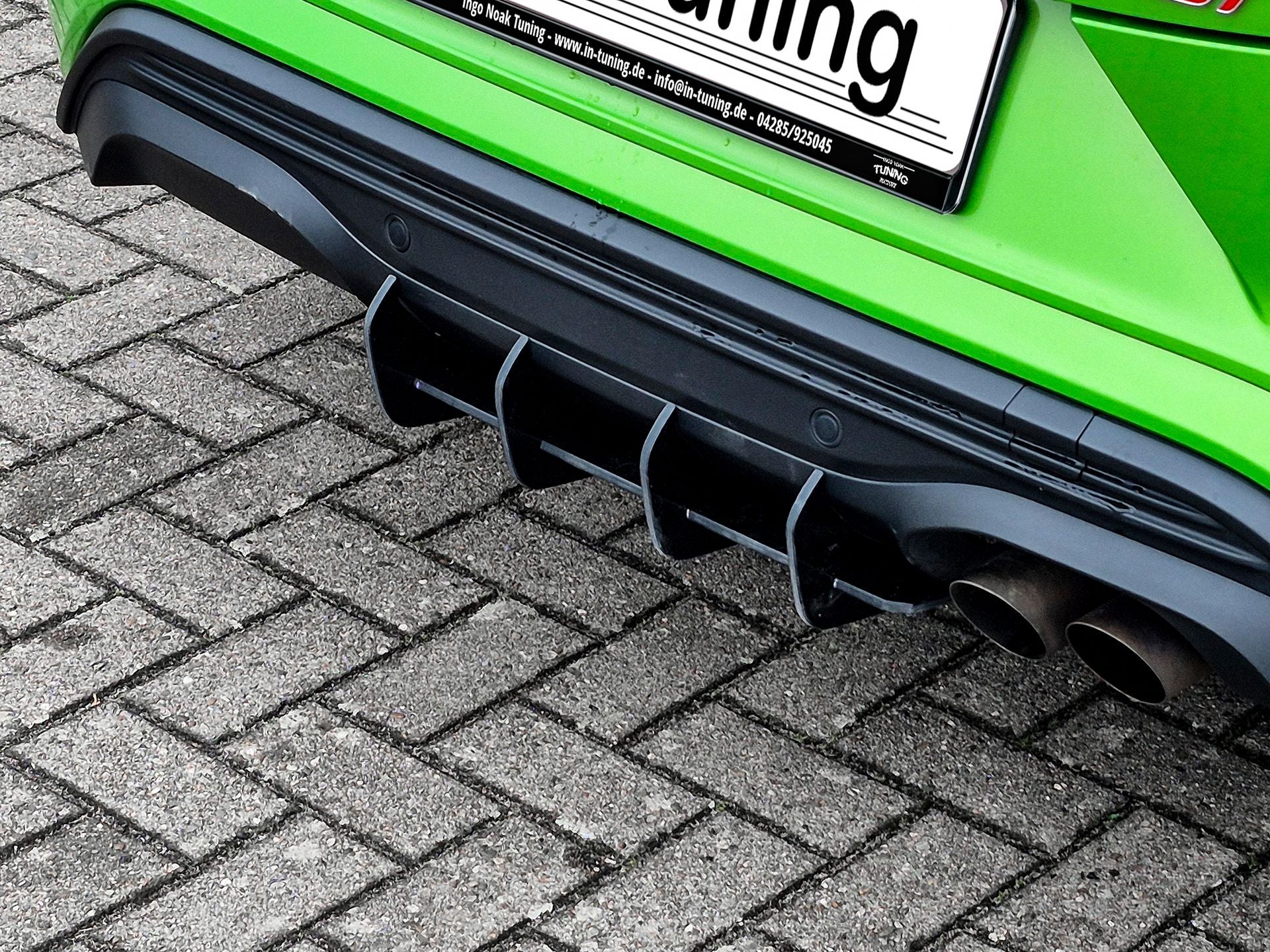 Heckansatz Diffusor für Ford Puma ST von Ingo Noak Tuning, schwarz mit aerodynamischem Design, sichtbar auf dem Fahrzeug.