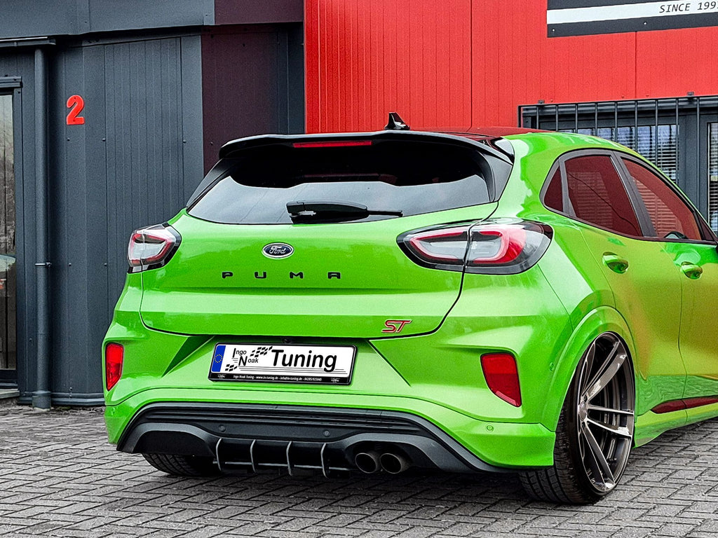 Heckansatz Diffusor für Ford Puma ST von Ingo Noak Tuning, schwarzes Auto mit sportlichem Heckdesign, Blick auf Diffusor im Heckbereich.
