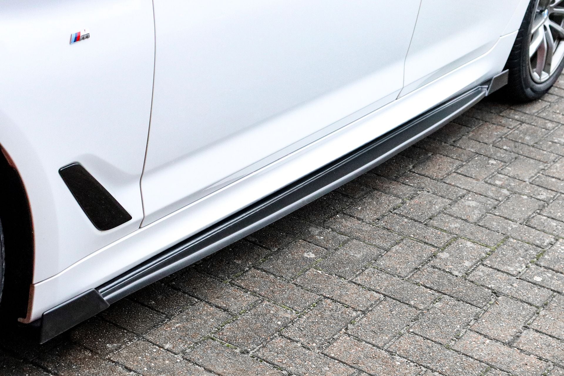 Seitenschweller mit Wings vorne und hinten für BMW 5er G30 G31 mit M-Paket