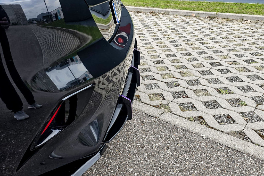 Heckdiffusor für Kia Ceed ab 2018-2021, Ingo Noak Tuning, zeigt den schwarzen Diffusor für das Heck des Autos.
