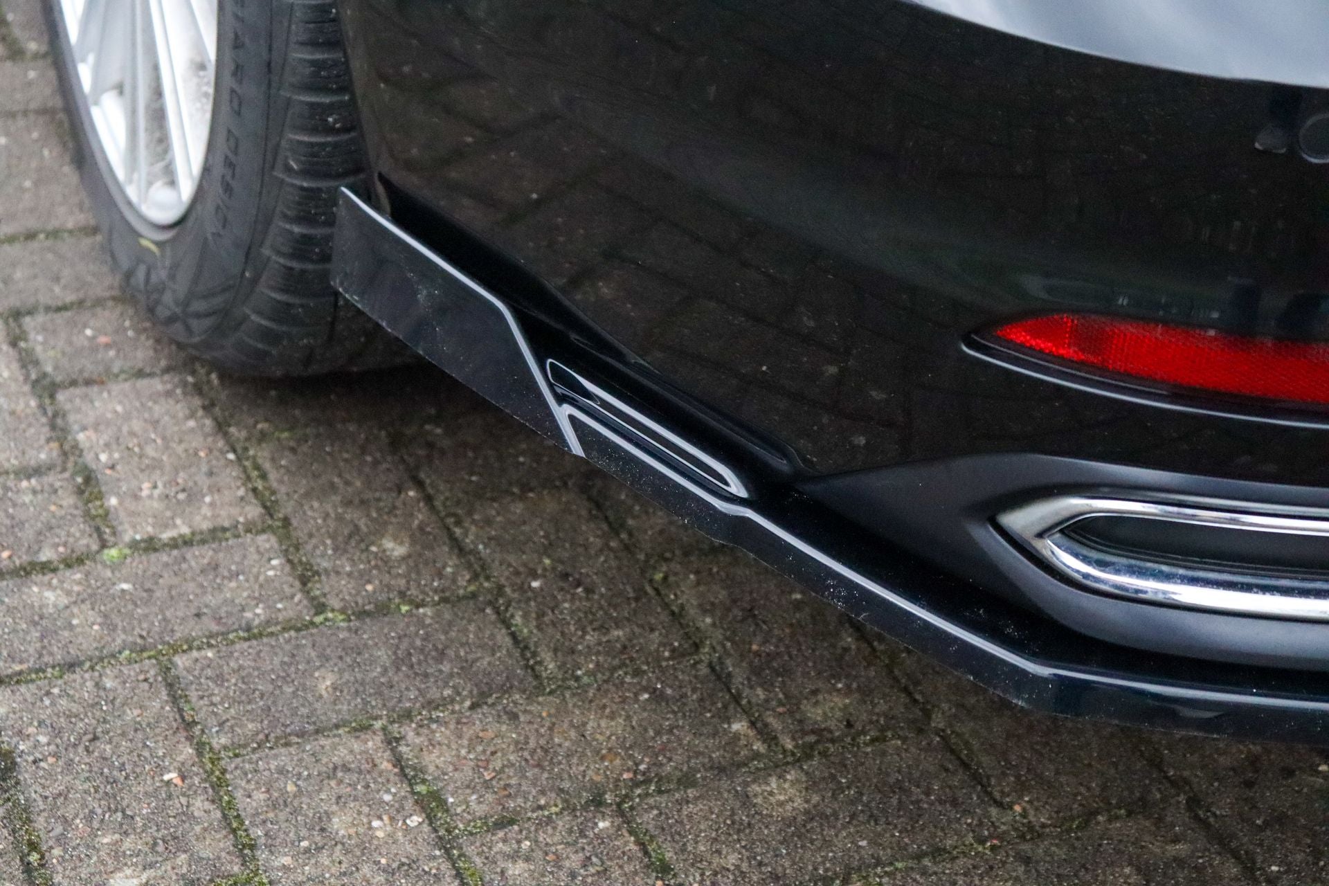 Heckansatz aus ABS mit seitlichem Wing auch für Fahrzeuge mit AHK, für Audi A6 C8 F2 ab Bj. 2018-2023