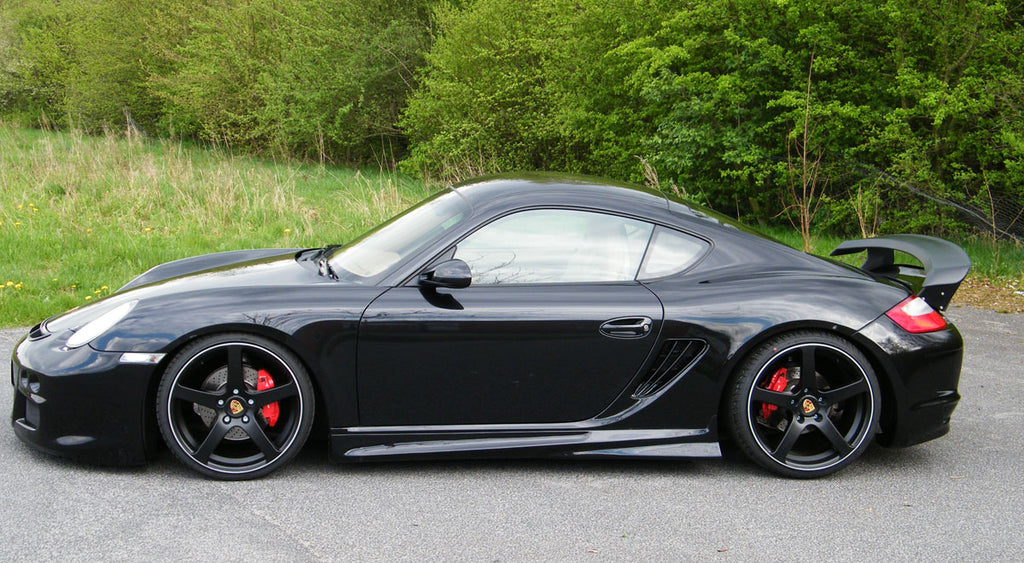 Seitenschweller aus GFK für Porsche Cayman und Boxster 987, Ingo Noak Tuning, zeigt die aerodynamischen Seitenteile.