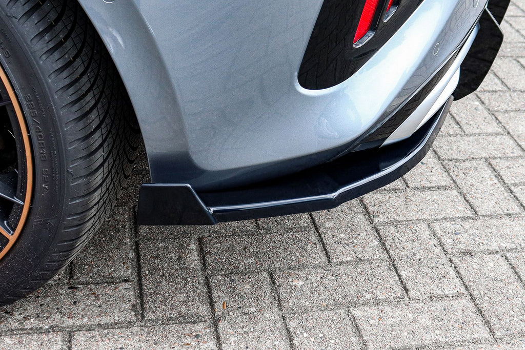Seitenteile mit Wing und gefräßter Heckansatz aus ABS für Kia Ceed, Ingo Noak Tuning, sichtbar an der Heckseite des Fahrzeugs