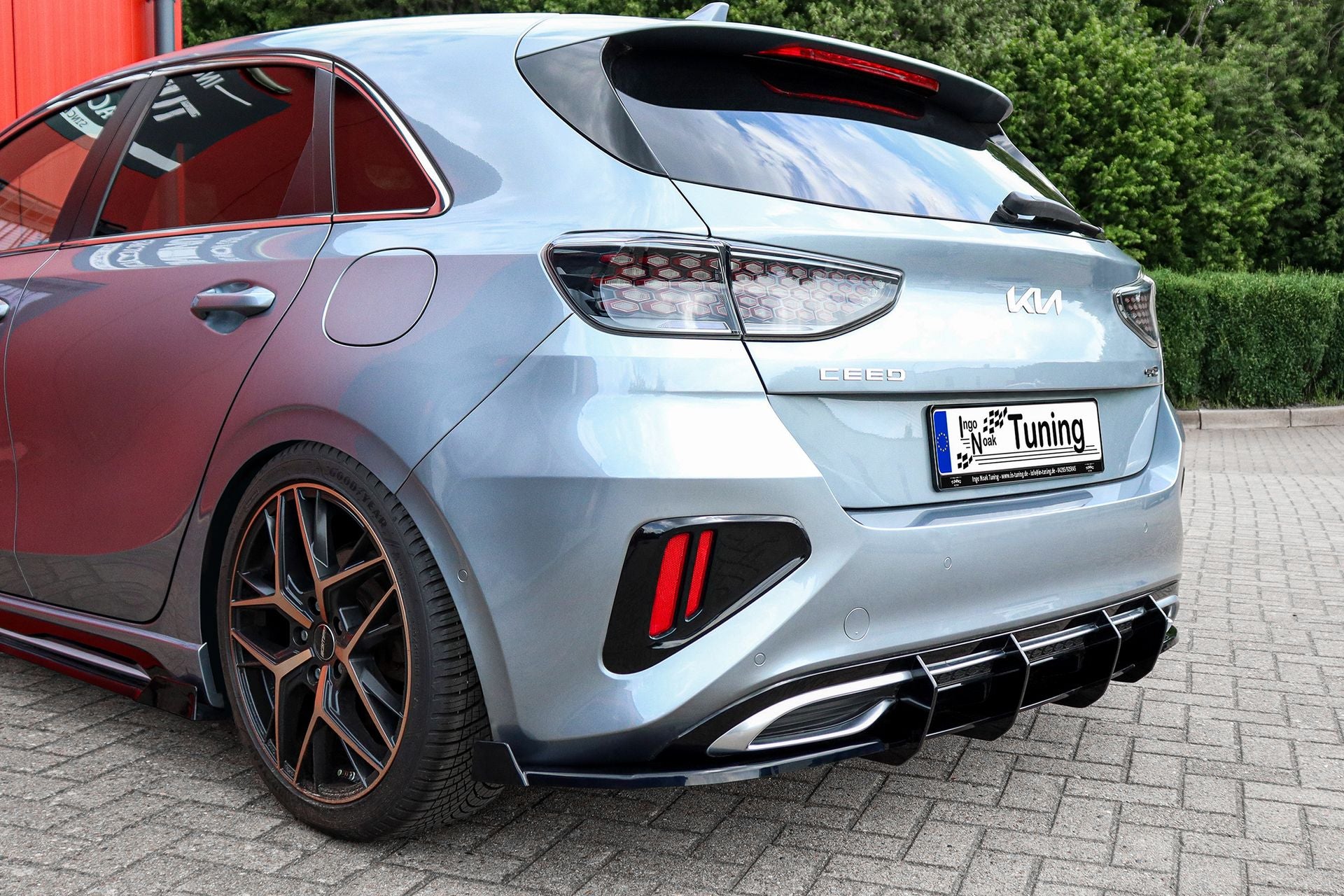 Heckansatz Seitenteile mit Wing aus ABS für Kia Ceed, SK, von Ingo Noak Tuning, zeigt den gefrästen Heckansatz in der Nahaufnahme.