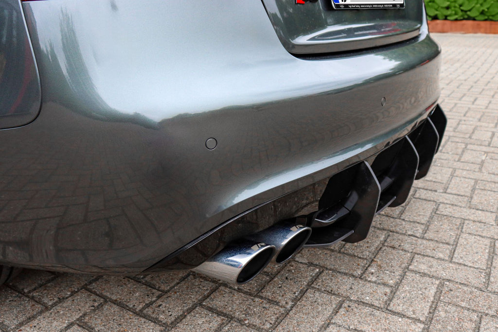 Gefräßter Heckansatz aus ABS mit Finnen für Audi S5 B8 von Ingo Noak Tuning, Blick auf das Autoteil.