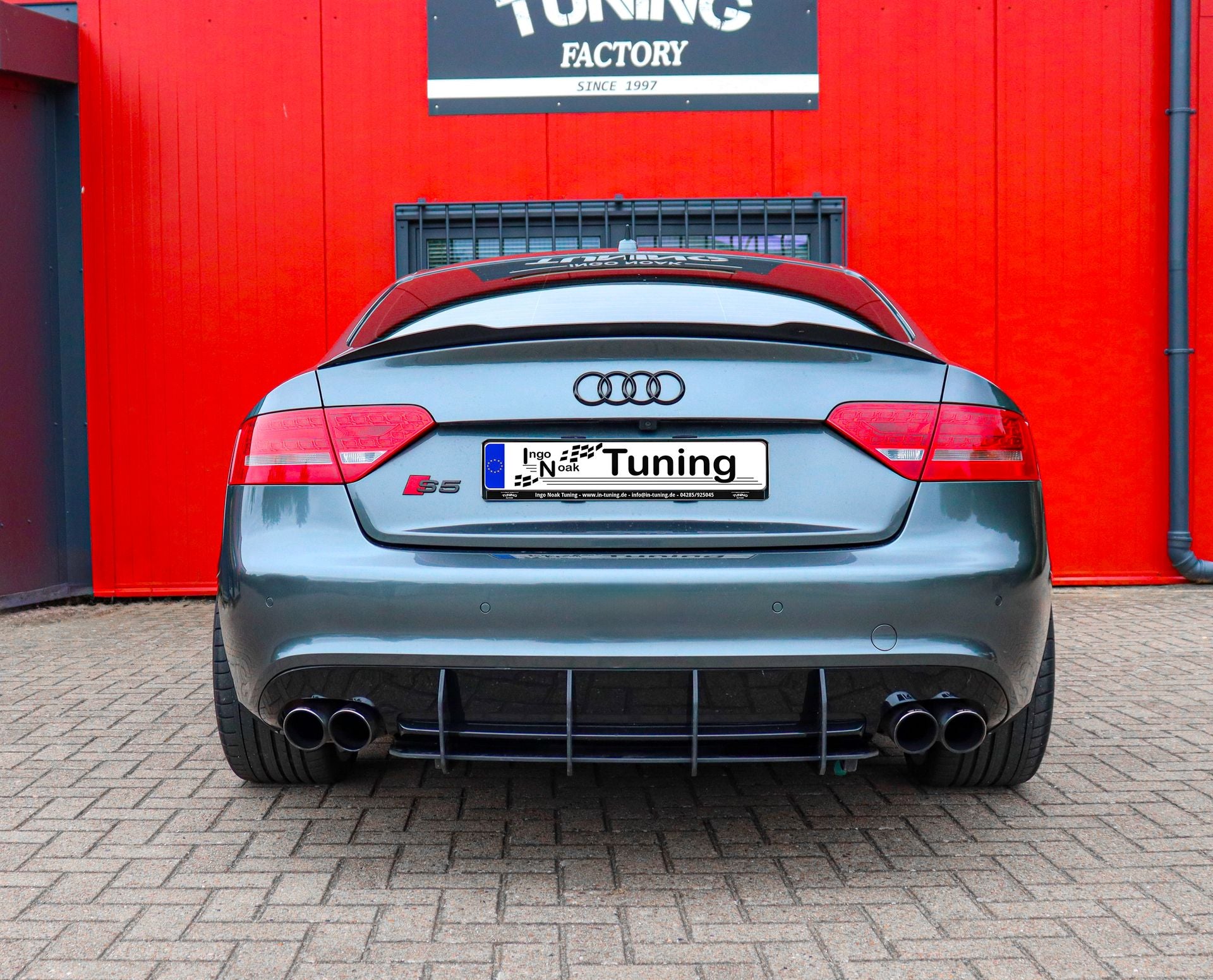 Gefräßter Heckansatz aus ABS mit Finnen für Audi S5 B8, Ingo Noak Tuning, sichtbare Fahrzeugheckpartie, sportliches Design