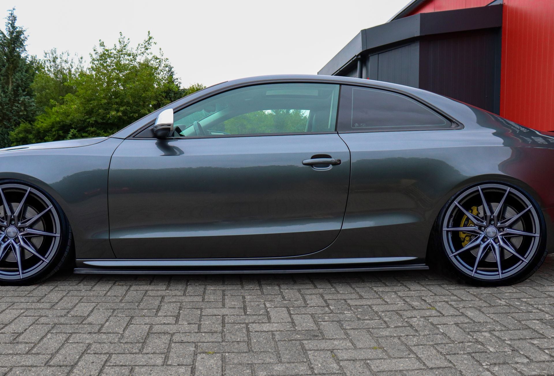 Seitenschweller aus ABS für Audi A5 B8 S-Line, Ingo Noak Tuning, klare Linien und passgenaue Optik, sichtbar auf dem Fahrzeug.