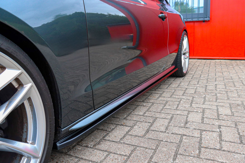 Seitenschweller aus ABS für Audi A5 B8 S-Line, Tuning-Teil von Ingo Noak Tuning, sichtbar an der Seitenlinie des Autos