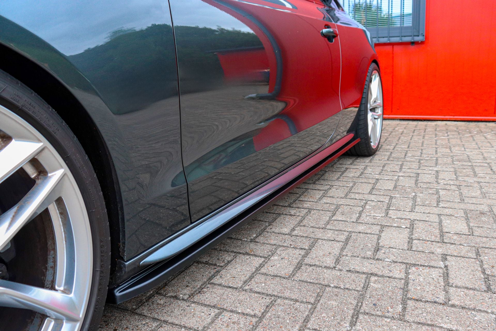Seitenschweller aus ABS für Audi A5 B8 S-Line, Tuning-Teil von Ingo Noak Tuning, sichtbar an der Seitenlinie des Autos