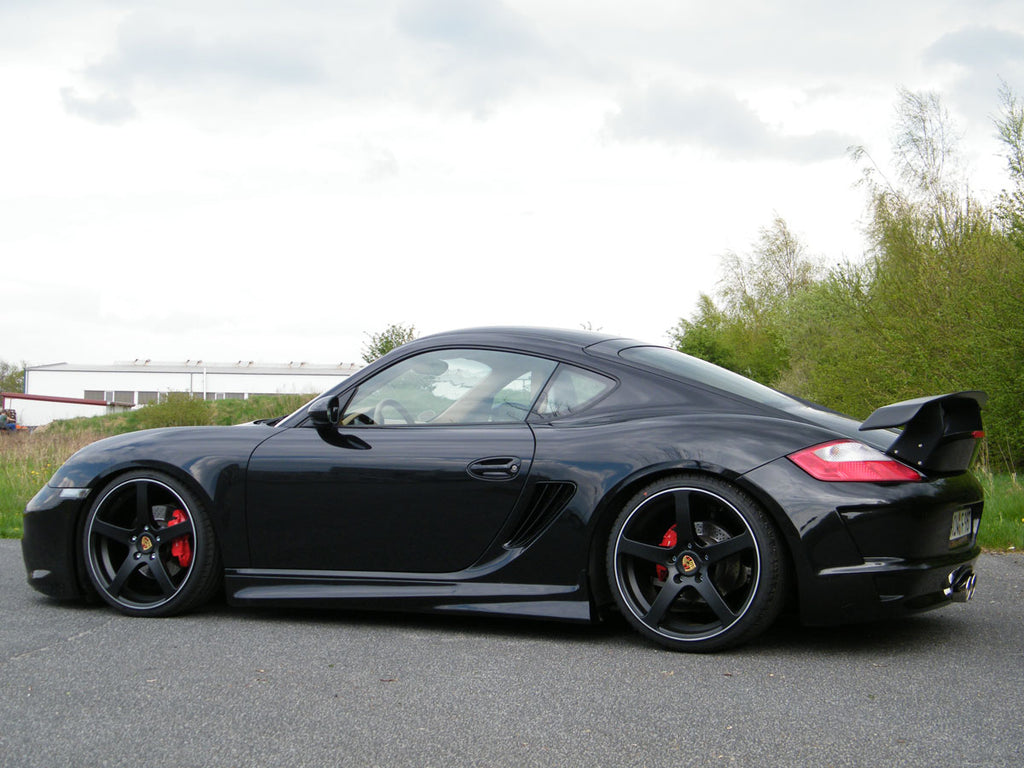 Seitenschweller aus GFK für Porsche Cayman und Boxster 987, Ingo Noak Tuning, zeigt den schwarzen Schweller im Detail.