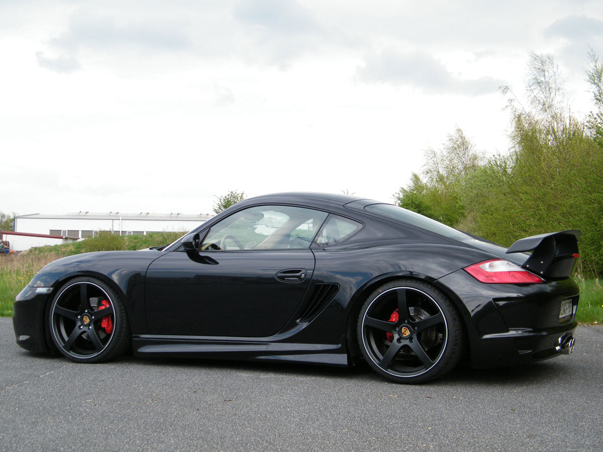 Seitenschweller aus GFK für Porsche Cayman und Boxster 987, Ingo Noak Tuning, zeigt den schwarzen Schweller im Detail.