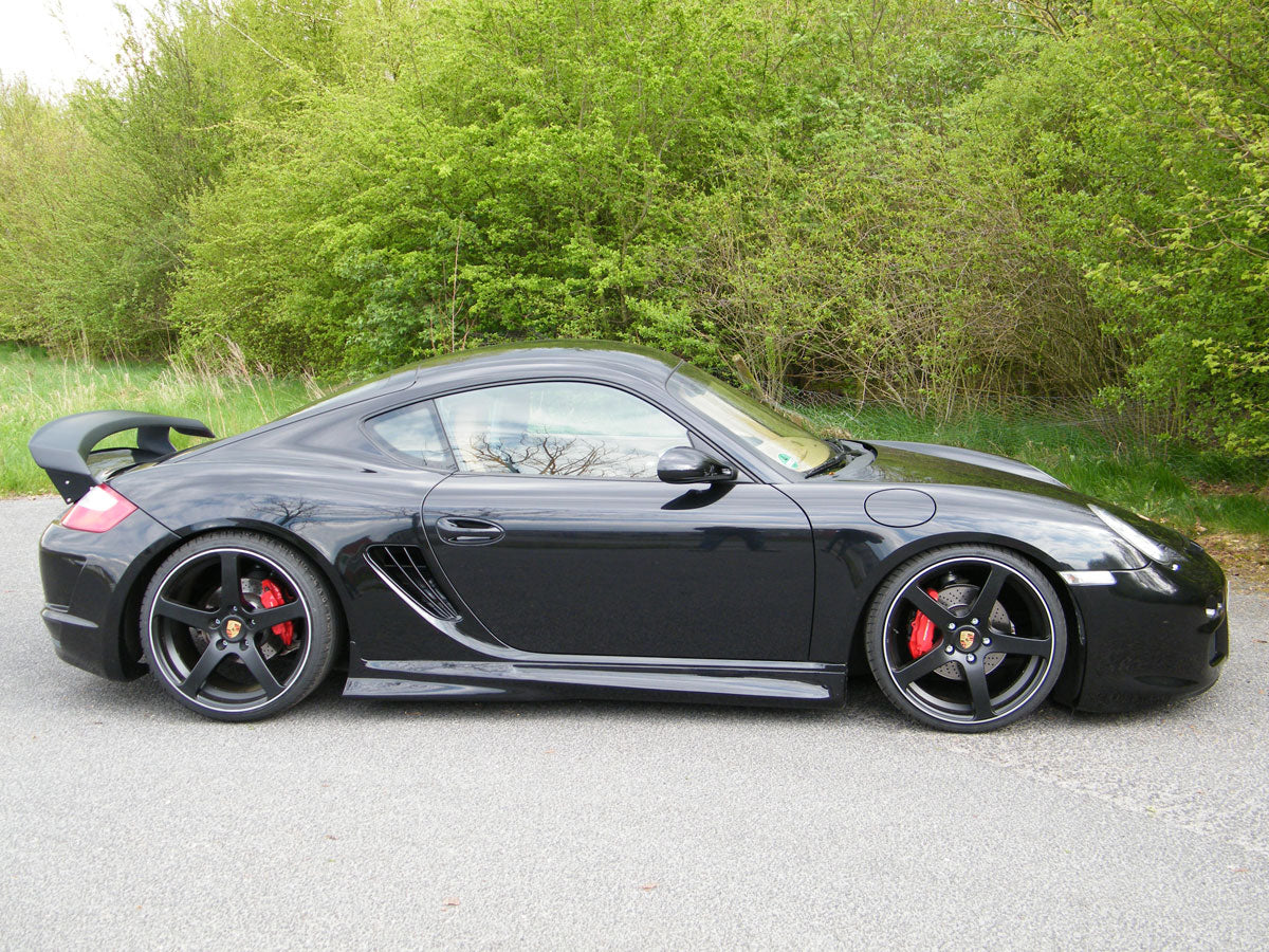 Seitenschweller aus GFK für Porsche Cayman Boxster 987, in Schwarz, von Ingo Noak Tuning, zeigt die aerodynamische Fahrzeugseite