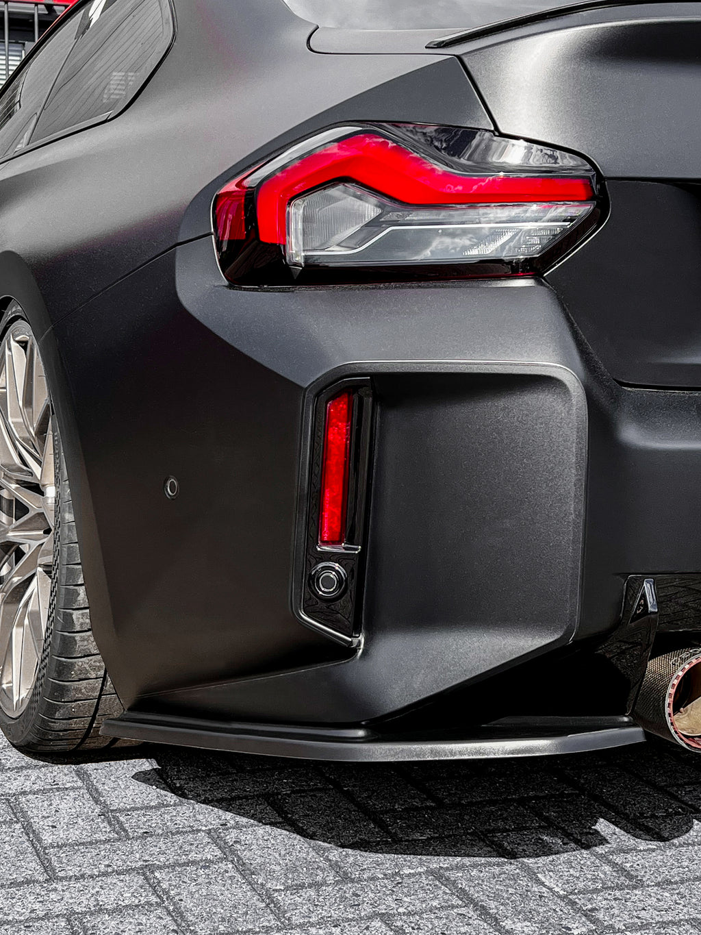 Heckansatz Seitenteile aus ABS für BMW M2 G87, schwarz, sichtbar auf dem Fahrzeug, von Ingo Noak Tuning.
