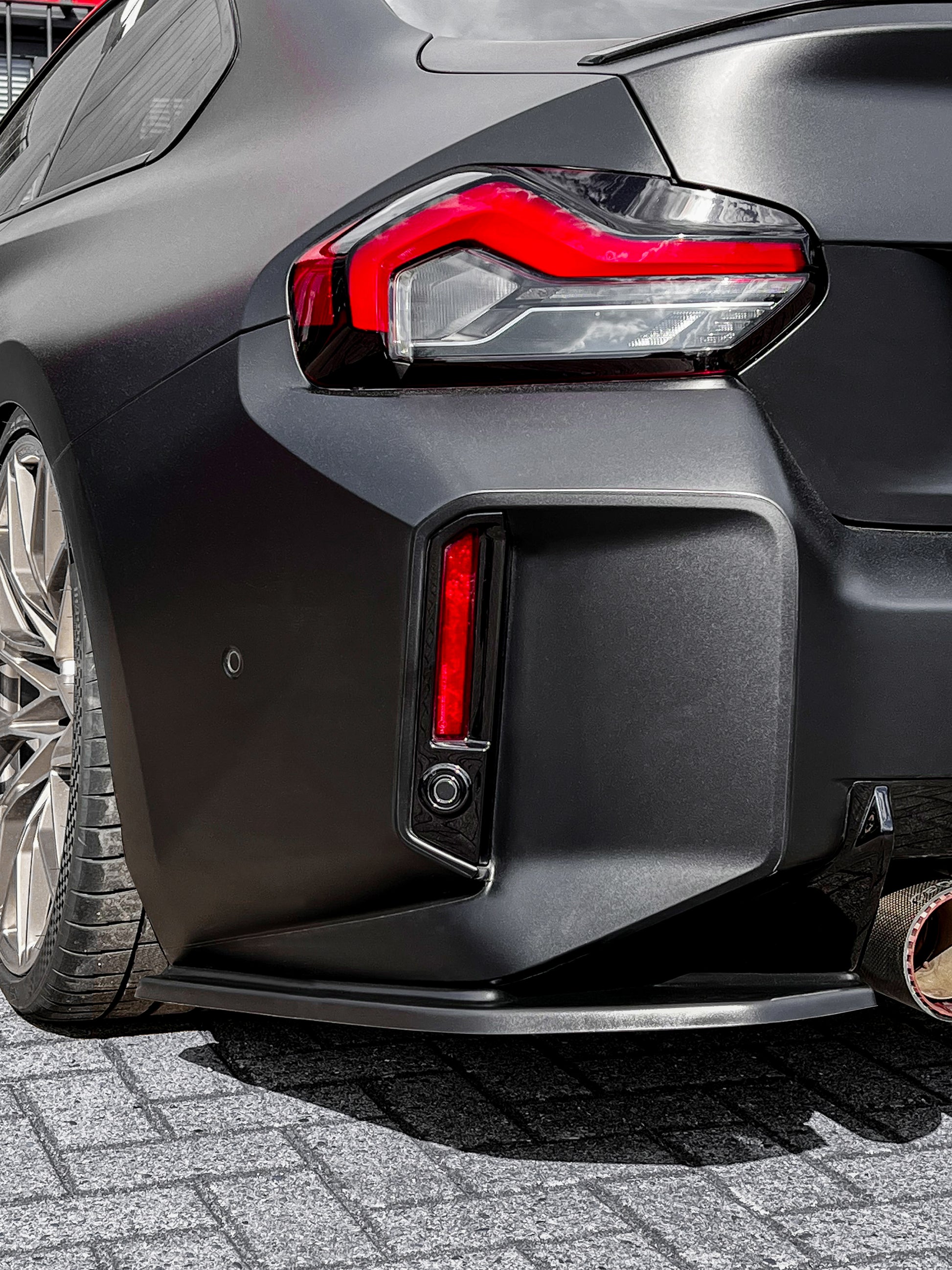 Heckansatz Seitenteile aus ABS für BMW M2 G87, schwarz, sichtbar auf dem Fahrzeug, von Ingo Noak Tuning.