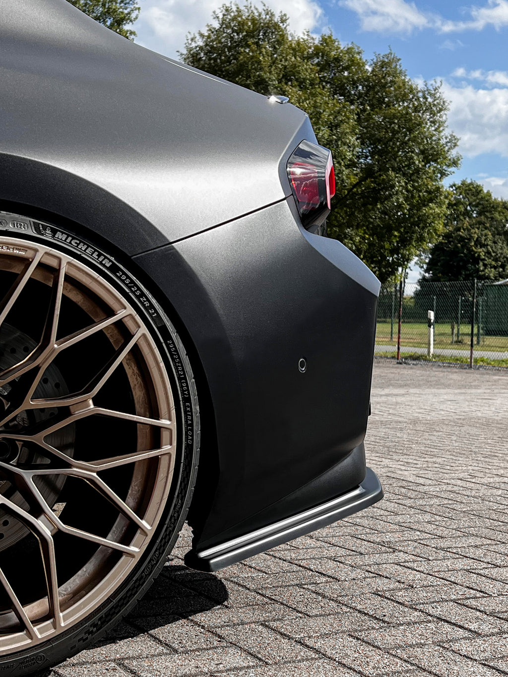 Seitenteile aus ABS für BMW M2 G87, Heckansatz, Ingo Noak Tuning, klare Verarbeitung und sportliches Design sichtbar