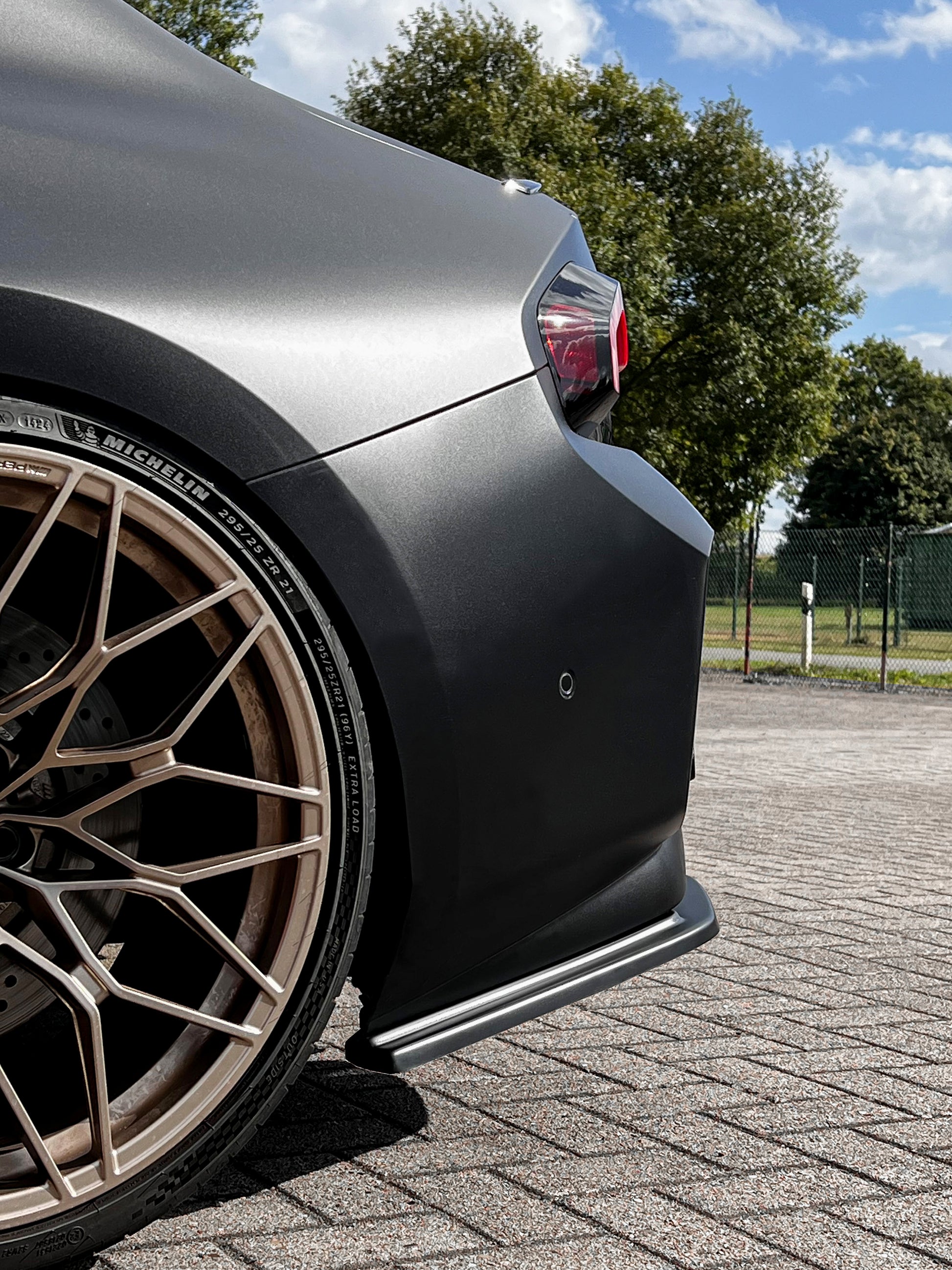 Seitenteile aus ABS für BMW M2 G87, Heckansatz, Ingo Noak Tuning, klare Verarbeitung und sportliches Design sichtbar
