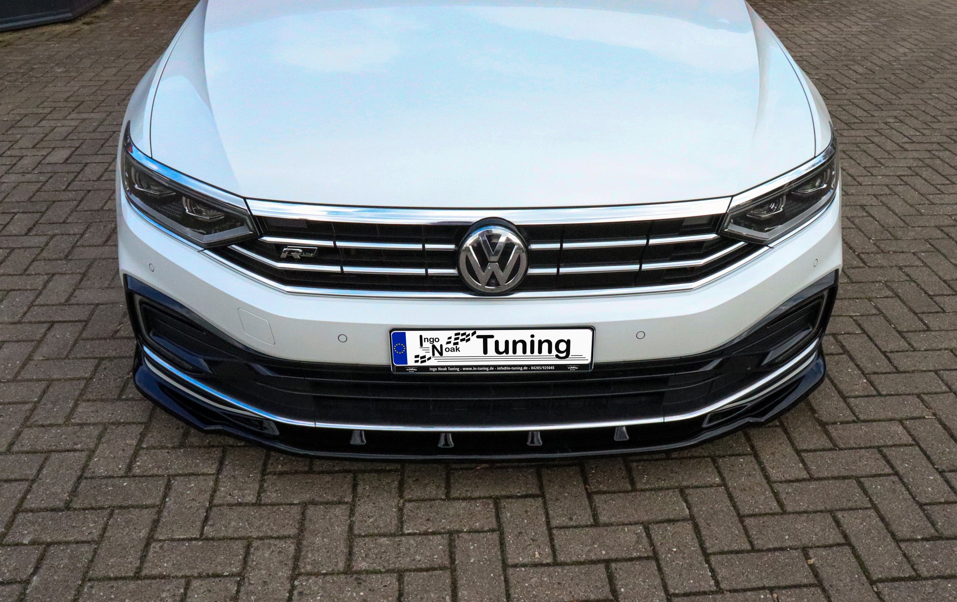 Spoilerschwert Cuplippe für VW Passat 3G B8 R-Line, Ingo Noak Tuning, aus ABS, zeigt die Passform und Design.