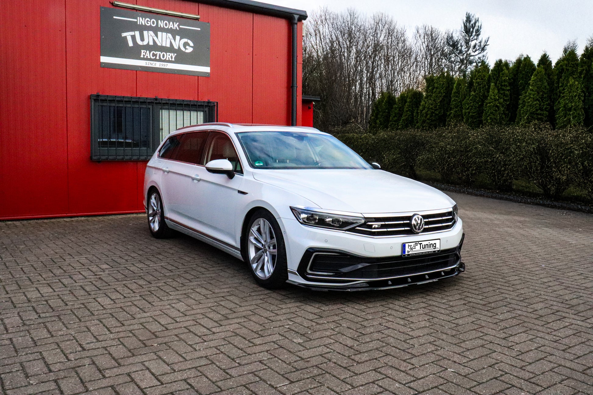 Spoilerschwert Cuplippe für VW Passat 3G B8 R-Line, Ingo Noak Tuning, schwarzes ABS-Design, sichtbar am Fahrzeugheck