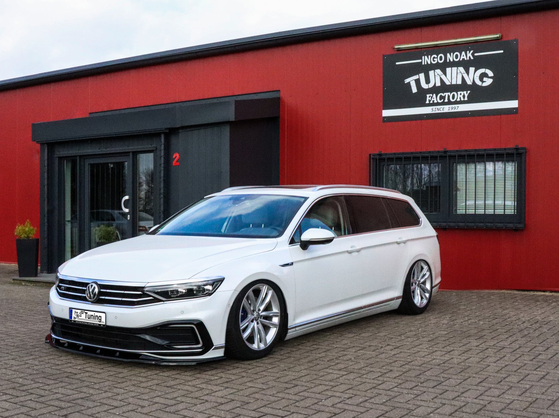 Spoilerschwert Cuplippe für VW Passat 3G B8 R-Line, Ingo Noak Tuning, aus ABS, zeigt das montierte Teil an der Fahrzeugrückseite