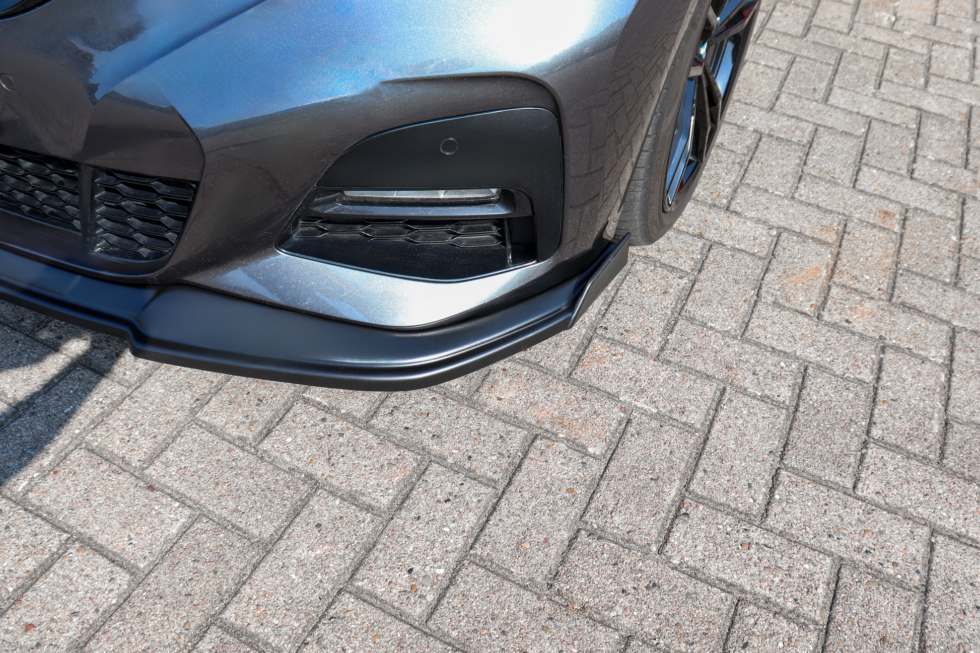 Frontspoiler Cuplippe mit Wings aus ABS für BMW 3er G20 G21 M-Paket, in schwarz, montiert mit aerodynamischem Design