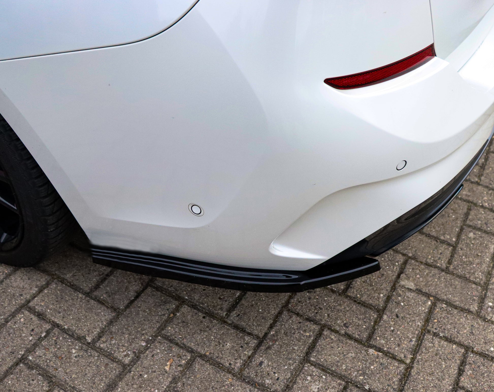 Seitenteile für BMW 3er G20/21 M340i, Heckansatz von Ingo Noak Tuning, aus ABS-Kunststoff, montiert am Fahrzeug