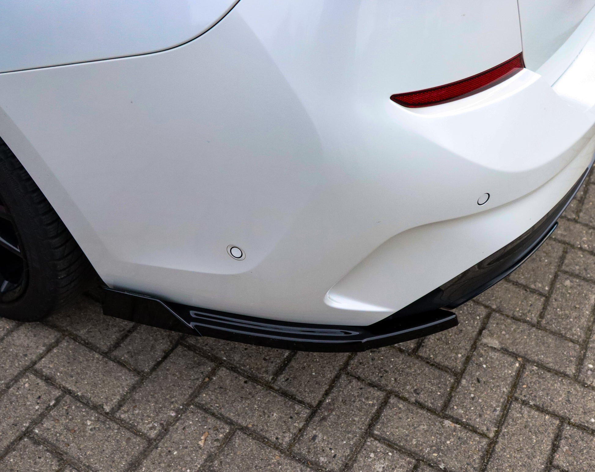 Seitenteile mit Wings für BMW 3er G20/21 M340i, Ingo Noak Tuning, aerodynamische Heckansatzteile, schwarze Oberfläche