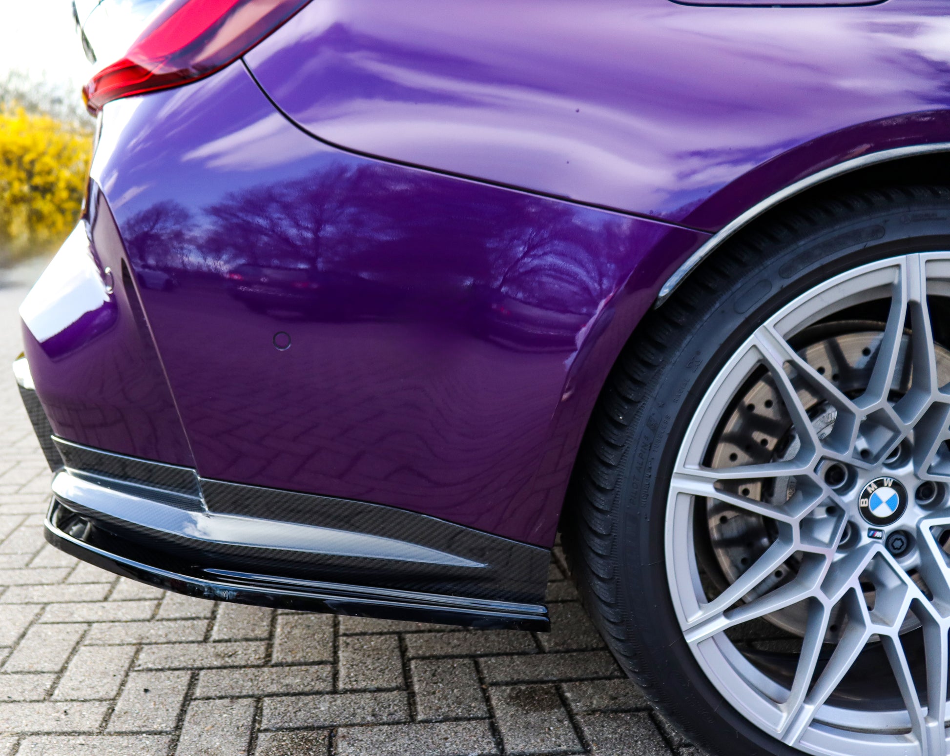 Seitenteile für BMW M3 G80/G81, Heckansatz von Ingo Noak Tuning, schwarze Kunststoffteile an Fahrzeugseite sichtbar