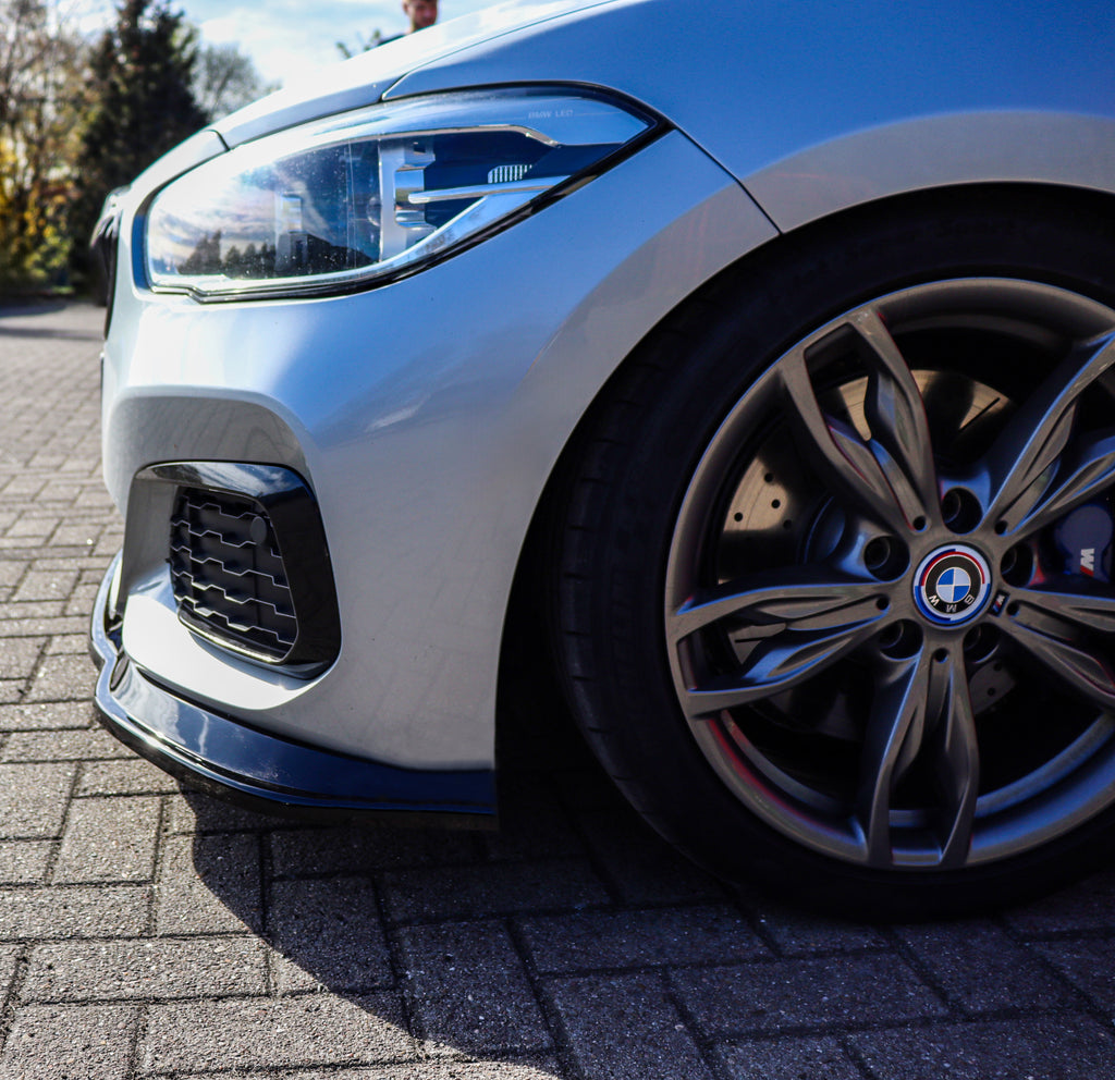 Frontspoilerlippe für BMW 1er F20 M-140i 2015-2019, Ingo Noak Tuning, aus ABS, sichtbar an der Frontstoßstange.