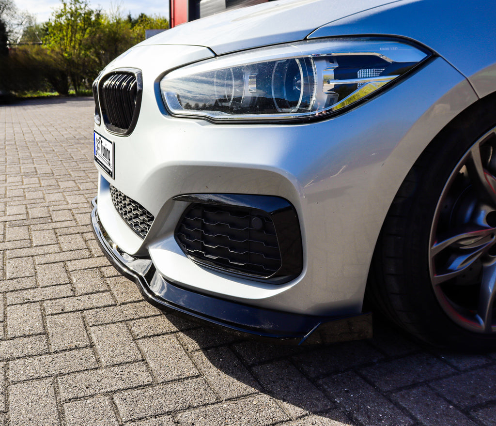 Frontspoilerlippe mit Wing für BMW 1er F20 M-140i, Ingo Noak Tuning, in schwarz, montiert am Fahrzeug.