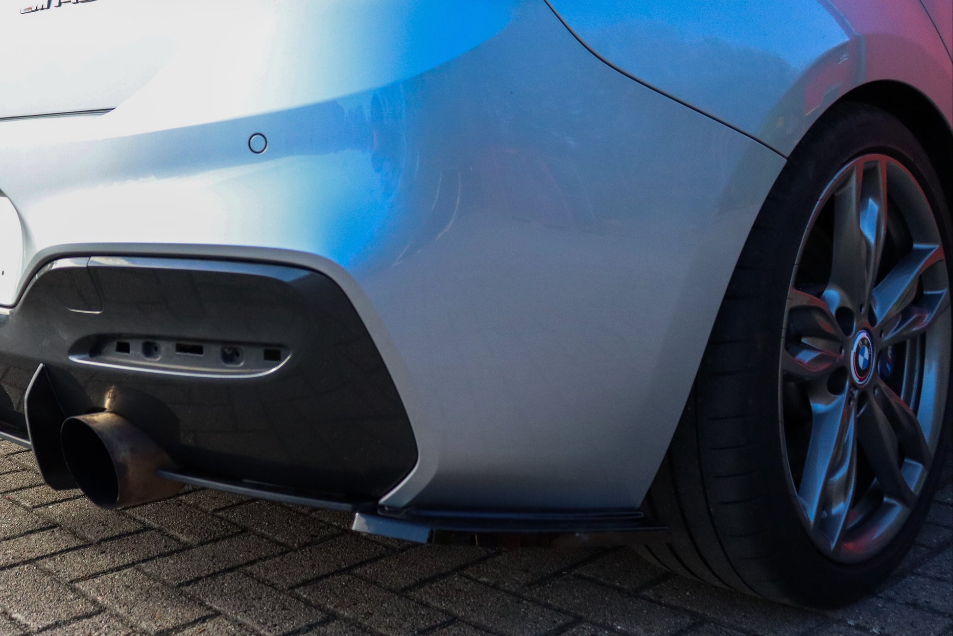 Seitenteile für BMW 1er F20 M-140i, Heckansatz von Ingo Noak Tuning, aus ABS-Kunststoff, montiert an Fahrzeug.