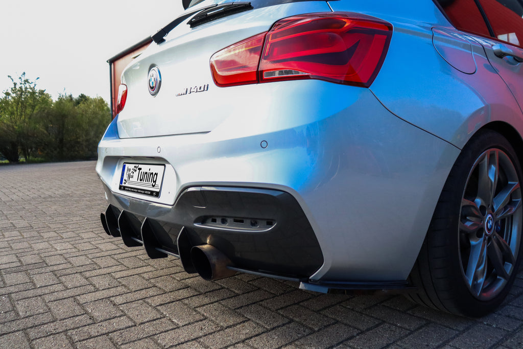 Gefräster Heckansatz für BMW 1er F20 M-140i, Ingo Noak Tuning, aus ABS-Kunststoff, seitliche Ansicht des Carossenabschlusses