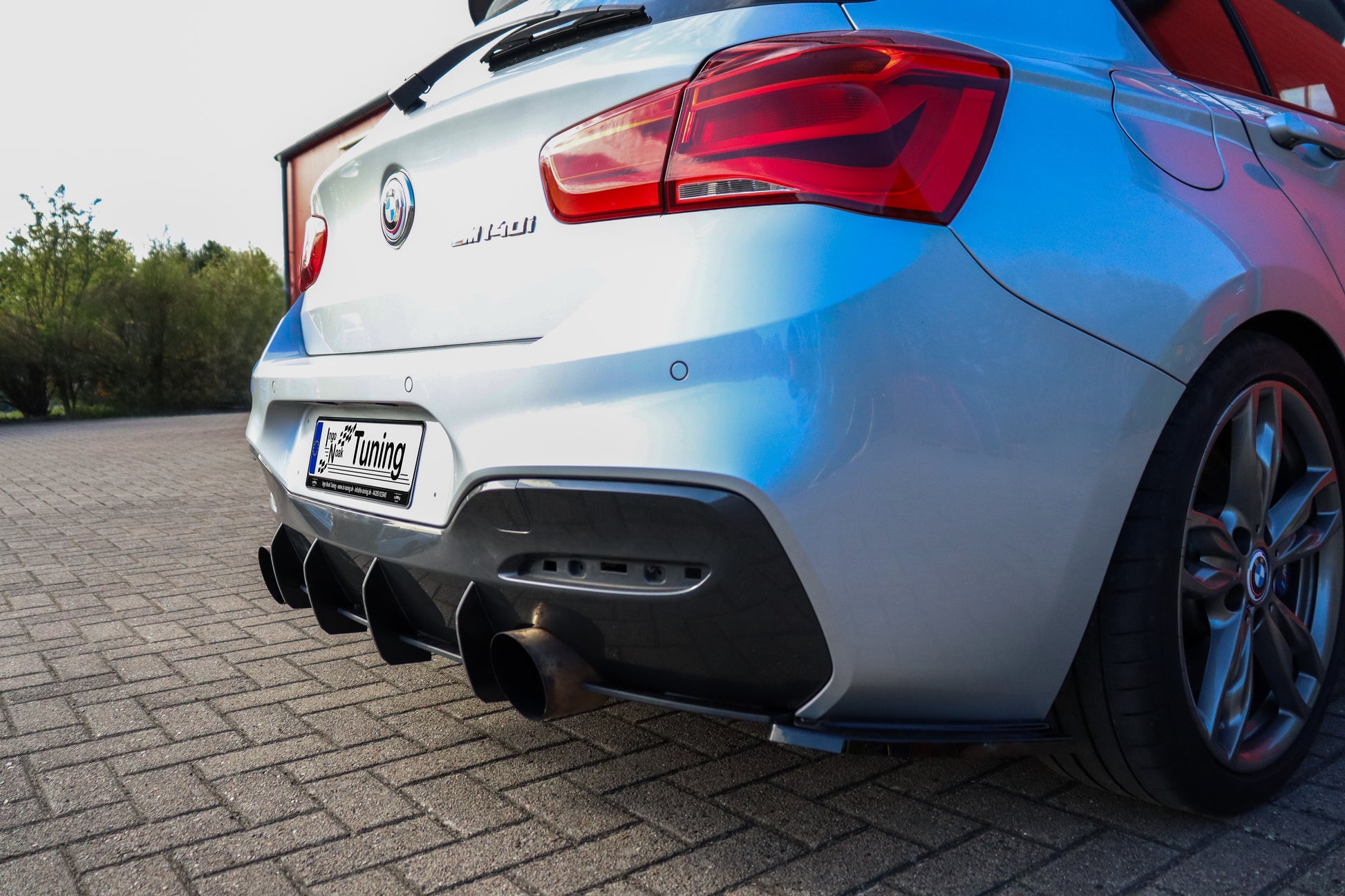 Gefräster Heckansatz für BMW 1er F20 M-140i, Ingo Noak Tuning, aus ABS-Kunststoff, seitliche Ansicht des Carossenabschlusses