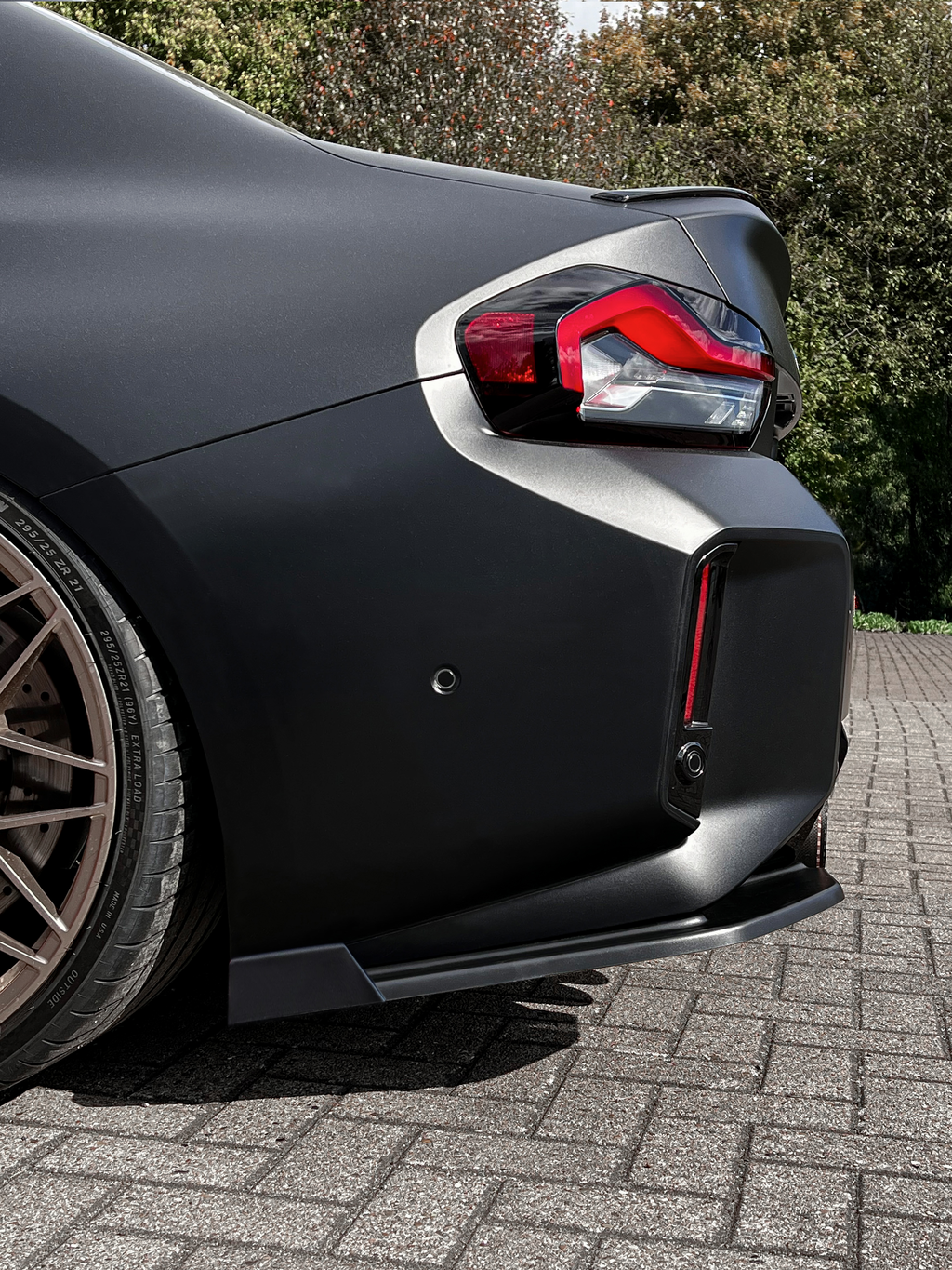 Seitenteile mit Wings aus ABS für BMW M2 G87, Heckansatz, in schwarzem Design, von Ingo Noak Tuning.