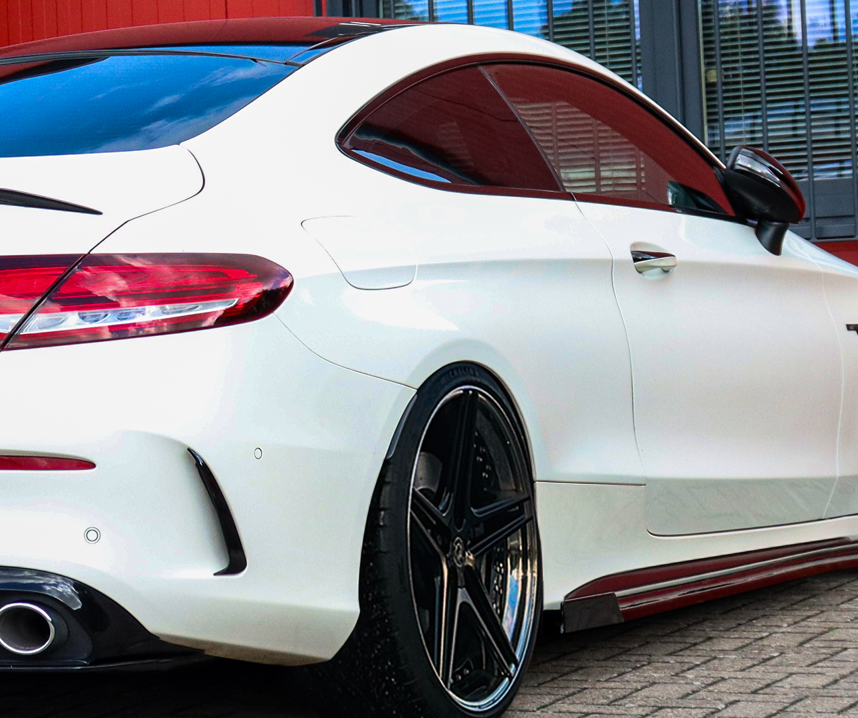 Seitenschweller mit Wing hinten für Mercedes C-Klasse C43 AMG, in Weiß, von Ingo Noak Tuning, aus ABS-Kunststoff gefertigt