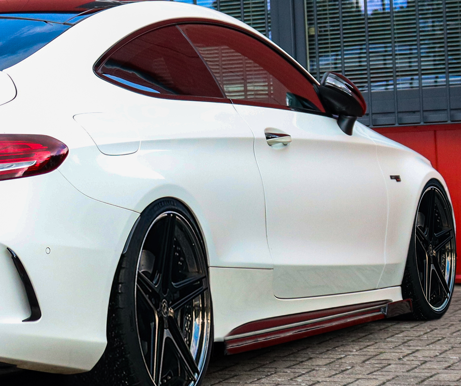 Seitenschweller mit Wing vorne für Mercedes C-Klasse C43 AMG, in schwarzem ABS, von Ingo Noak Tuning.