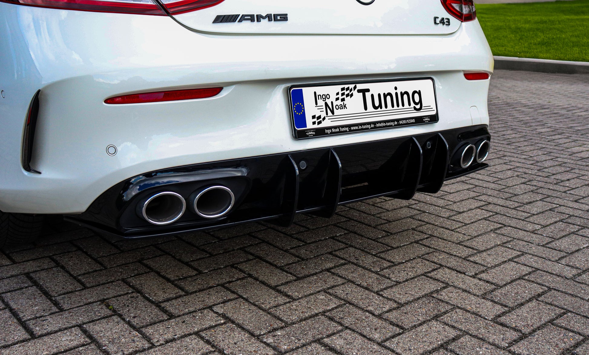 Gefräster ABS-Heckansatz Diffusor für Mercedes Benz C43 AMG Facelift, Ingo Noak Tuning, zeigt den sportlichen Heckabschluss.