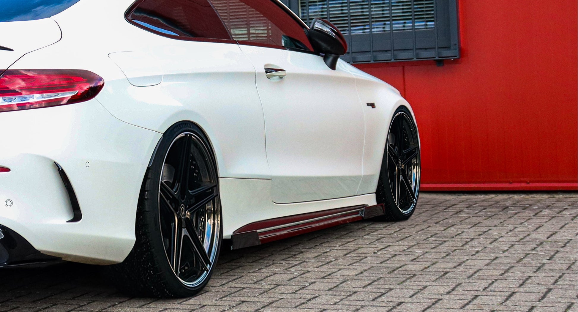 Seitenschweller mit Wing vorne und hinten für Mercedes C-Klasse C43 AMG, in Schwarz mit eleganten Tuning-Details
