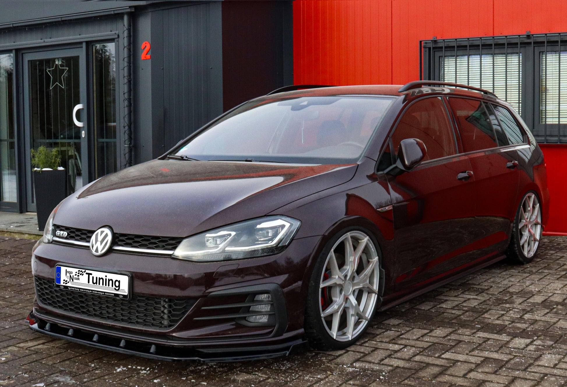 Frontspoilerlippe und Flügel für VW Golf 7 GTI GTE AU Facelift, in ABS, von Ingo Noak Tuning, sichtbar auf dem Auto.