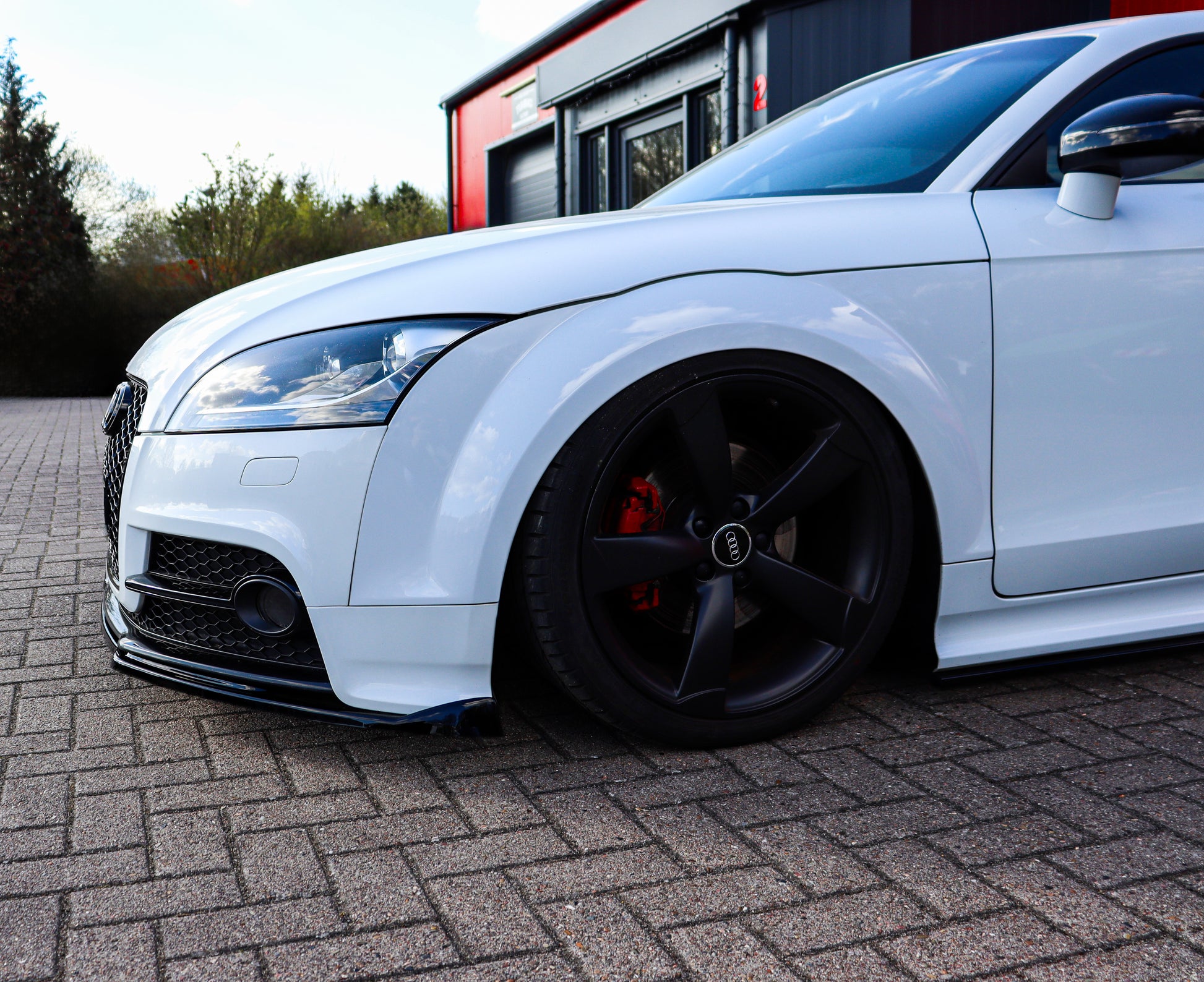 Schwarze Frontspoilerlippe für Audi TT 8J S-Line Competition von Ingo Noak Tuning, aus ABS-Kunststoff, auf dem Auto montiert