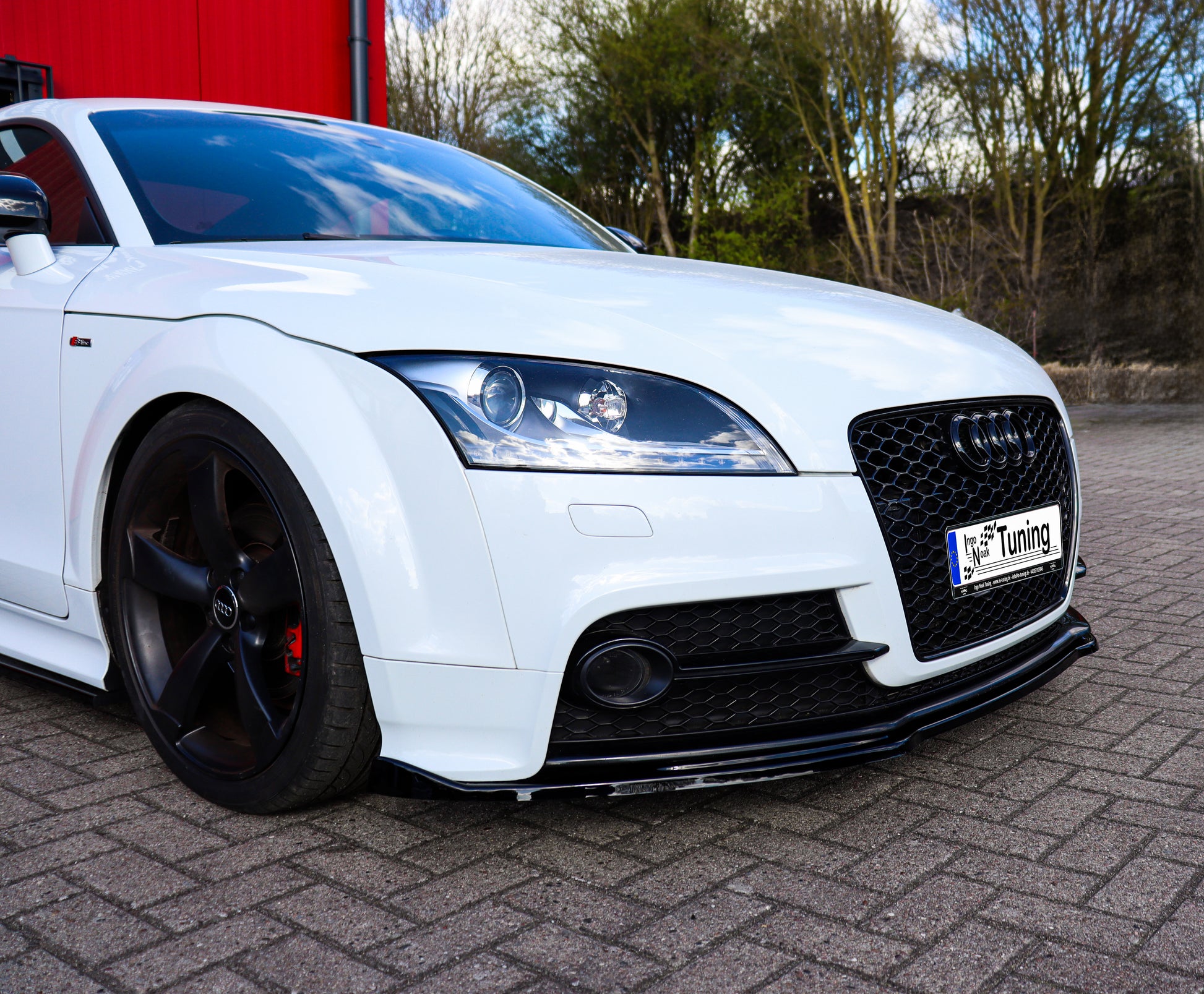 Frontspoilerlippe für Audi TT 8J S-Line Competition von Ingo Noak Tuning, aus ABS, zeigt die sportliche Fahrzeugfront.