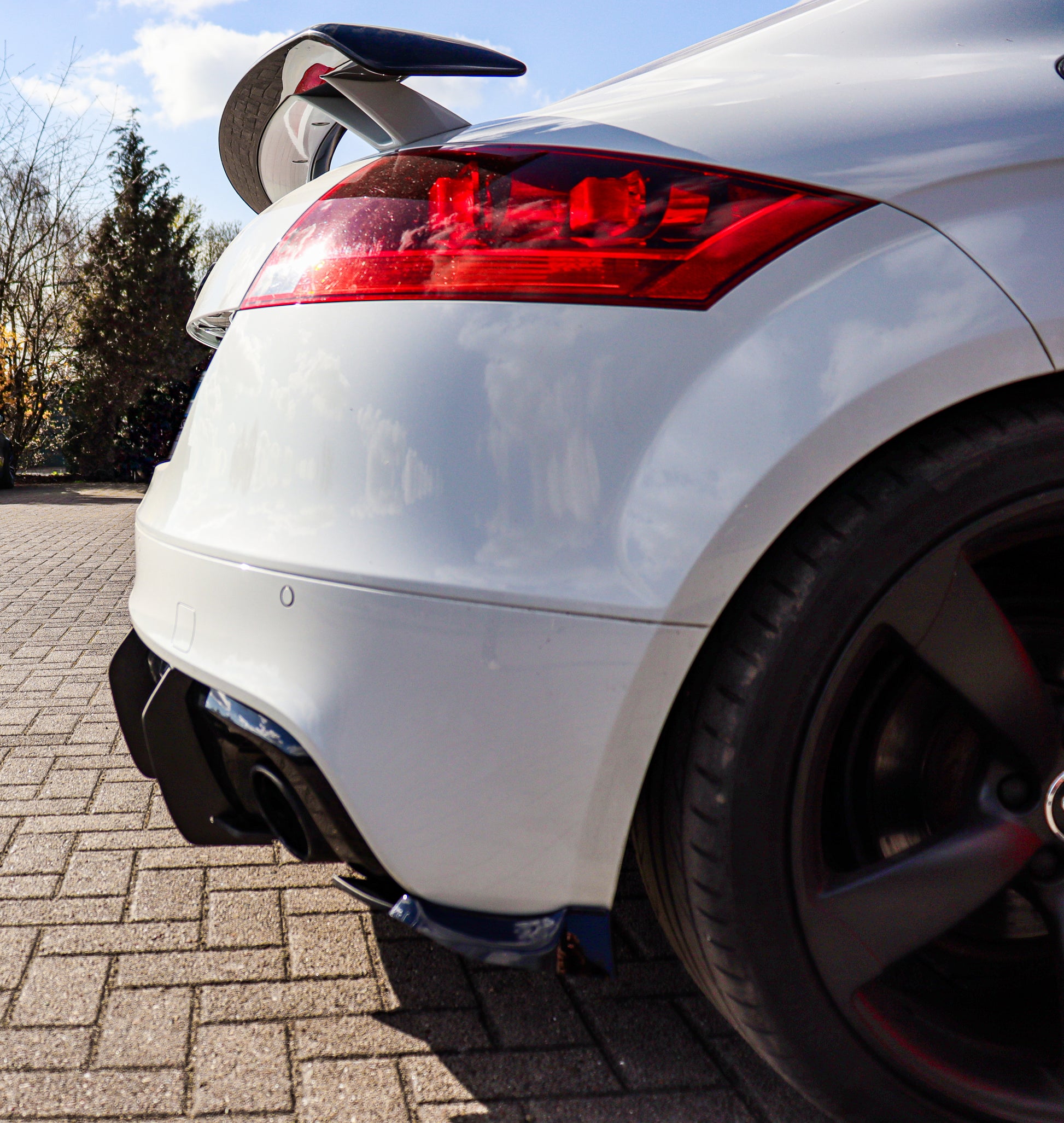 Seitliche Heckansätze für Audi TT 8J S-Line Competition von Ingo Noak Tuning, aus ABS-Kunststoff, auf dem Auto montiert
