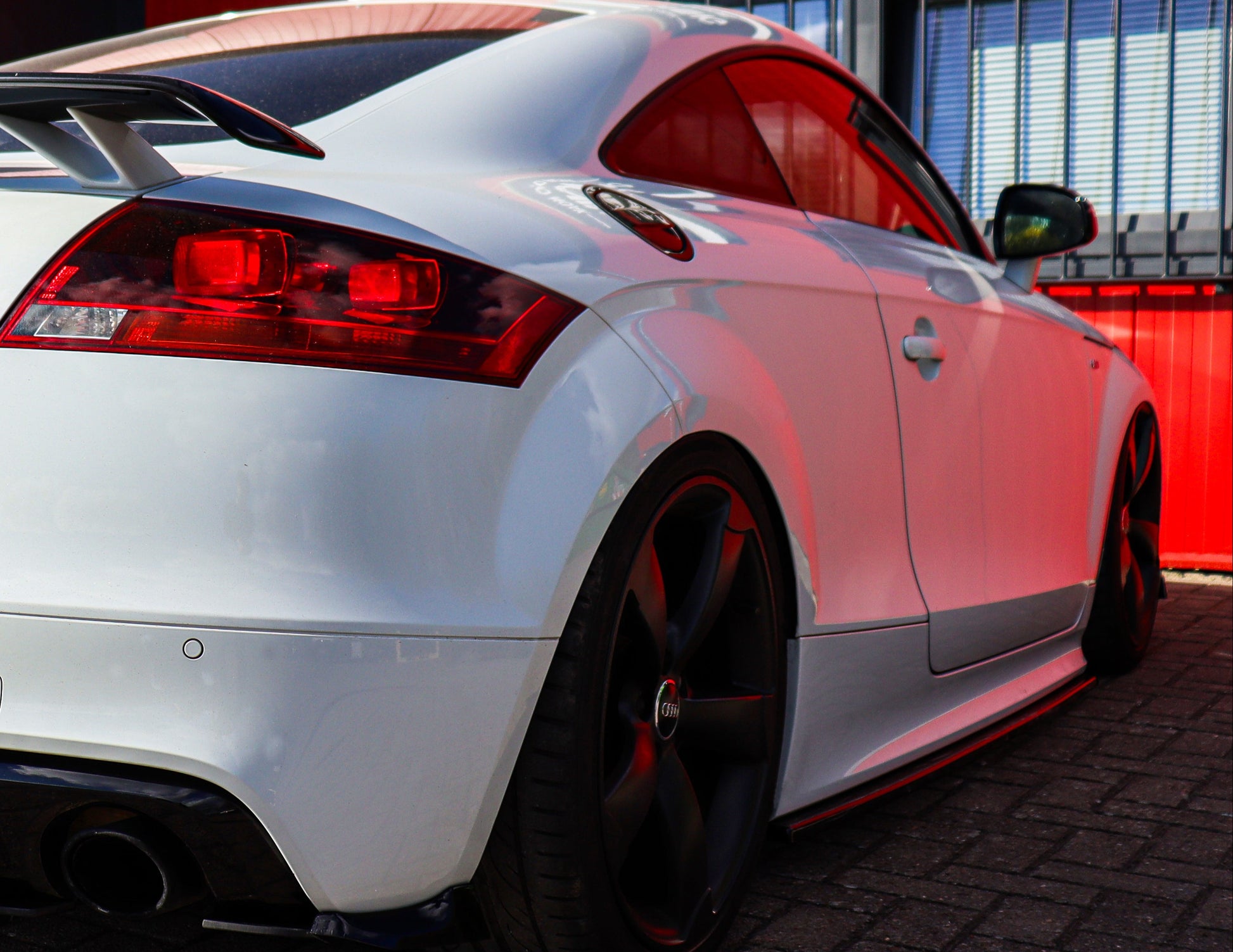 Seitenschweller im Cup Look für Audi TT 8J S-Line Competition, schwarz, aus ABS, von Ingo Noak Tuning, detailreiche Sicht.