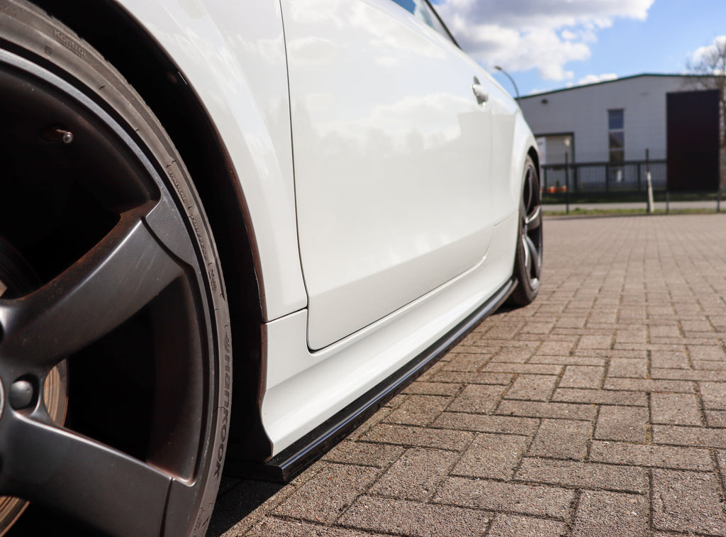 Seitenschweller im Cup Look für Audi TT 8J mit S-Line, in ABS-Optik, von Ingo Noak Tuning, zeigt das aerodynamische Design